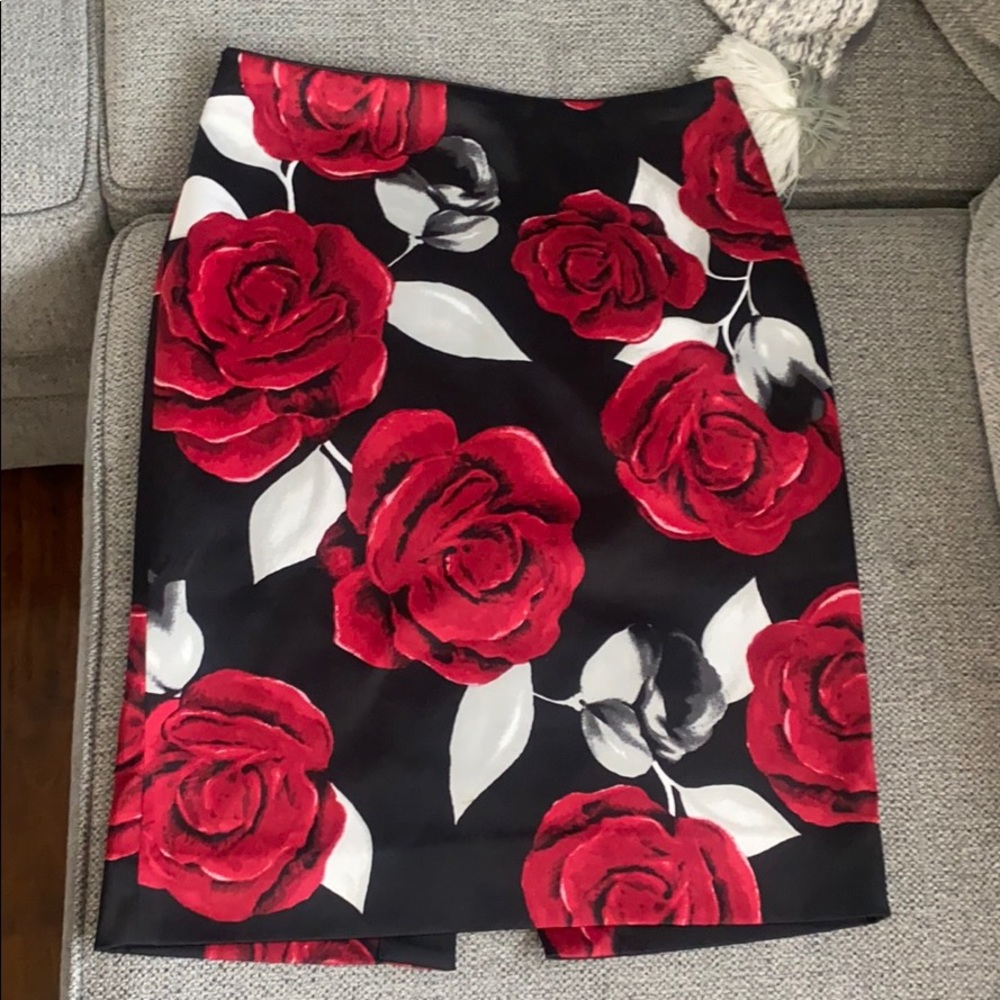Red roses 🌹 satin skirt